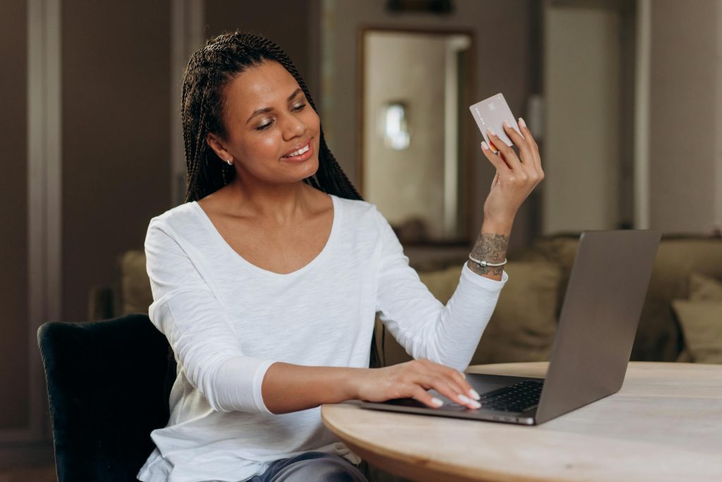 Os Melhores Cartões de Crédito para Viajantes: Análise do SAB ALFURSAN Black Travel Card e Mais - Como solicitar cartão de crédito online