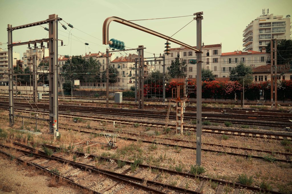 Estratégias de Networking e Emprego em Setores-Chave da França: Conectando-se com Engie, Renault e Accenture France - Como conseguir emprego na França