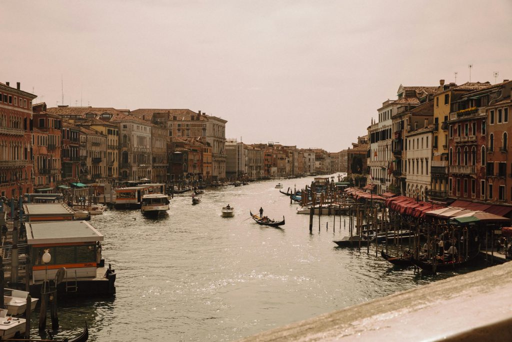 Empregos em grandes corporações na Itália: estratégias para se destacar em recrutamentos de Carrefour, Amazon e McDonalds - Como conseguir emprego na Itália